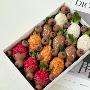 Chocolate-Covered Strawberries "Berry Duet" with delivery Nizhniy-Novgorod