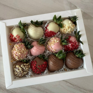 Клубника в шоколаде "Трио вкусов" с доставкой в Екатеринбурге