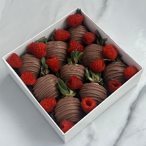 Strawberry in chocolate "Raspberry Whisper" with delivery Nizhniy-Novgorod