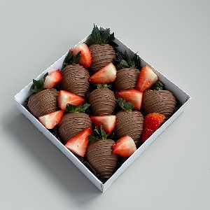 Клубника в шоколаде "Ягодный шедевр" с доставкой в Москве