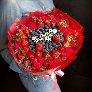 Velvet Evening Berry Bouquet with delivery Saint Petersburg