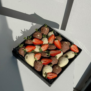 White Silk Chocolate Covered Strawberries with delivery Nizhniy-Novgorod