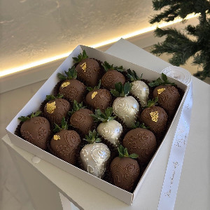 Клубника в шоколаде "Дуэт вкусов" с доставкой в Нижнем Новгороде