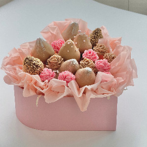 Creamy Tenderness Chocolate-Dipped Strawberries Bouquet with delivery Vladivostok