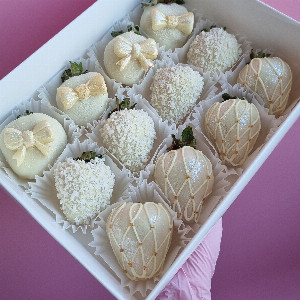 Snow Queen Chocolate-Dipped Strawberries with delivery Vladivostok