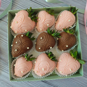 Chocolate Notes Strawberry Set with delivery Yekaterinburg