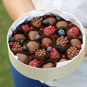 Berry Surprise Chocolate Strawberry Set with delivery Sochi