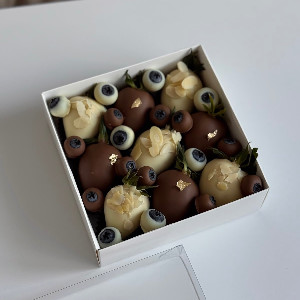 Almond Romance Chocolate Covered Strawberries with delivery Nizhniy-Novgorod