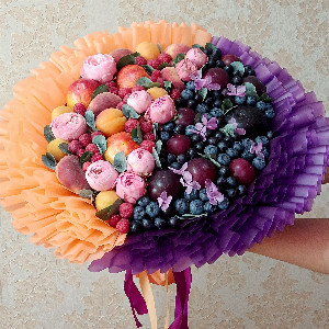 Букет "Персиковый закат" с ягодами и розами с доставкой в Барнауле