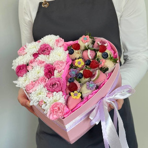 Raspberry Dawn Gift Set with Flowers and Berries with delivery Kazan