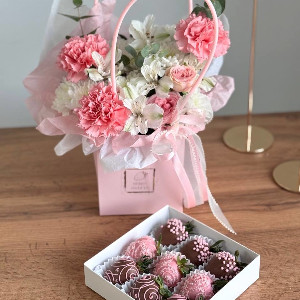 Morning Kiss Gift Set with Carnations and Strawberries with delivery Kazan