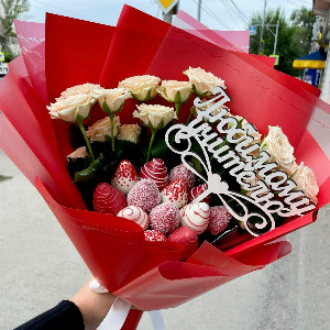 Клубника в шоколаде "Любимый учитель" с розами