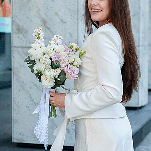 Lilac rose Bounty Way, 50 cm - 5, White Matthiola - 7, lisianthus - 4, Eucalyptus baby blue (1 pc.), Ribbon
