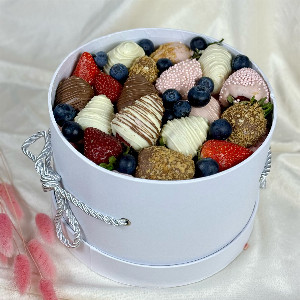 Chocolate Strawberry Set "Garden Whisper" with delivery Vladimir