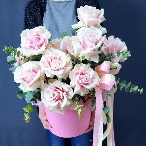 Box with Roses "French Chic" with delivery Saint Petersburg