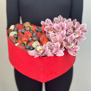 Set "Strawberry Triumph" with delivery Vladimir