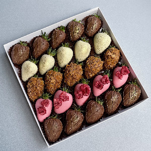 Strawberry in chocolate "Golden Temptation" with delivery Tyumen