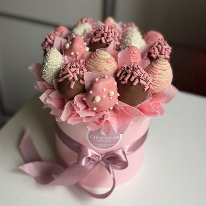 Клубника в шляпной коробке "Шоколадное искушение"