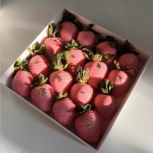 Strawberry in chocolate "Golden Sunset" with delivery Tyumen
