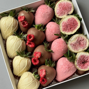 Strawberry in chocolate "Berry Vernissage" with delivery Tyumen