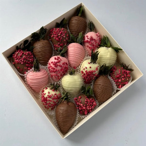 Strawberry in chocolate "Triumph of Tenderness" with delivery Tyumen