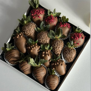 Strawberry in chocolate "Chocolate Satin" with delivery Tyumen