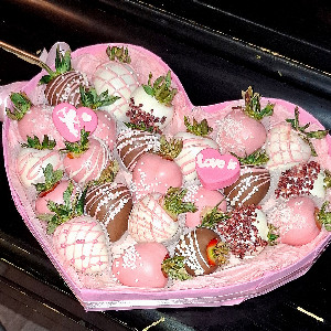 Клубника в шоколаде "Love is..." с доставкой в Севастополе