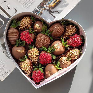 Strawberries in chocolate &laquo;Bright Taste&raquo; with delivery Tyumen