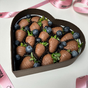 Strawberries in chocolate &laquo;Krasa Rosa&raquo; with delivery Omsk