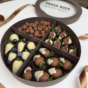 Strawberries in chocolate &laquo;Puck Mix&raquo; with delivery Omsk