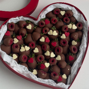 Strawberry in chocolate "Heartfelt Irony" with delivery Nizhniy-Novgorod