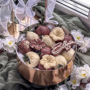 Golden Glow Chocolate Covered Strawberries with delivery Nizhniy-Novgorod