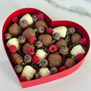 Blooming Heart Strawberries with delivery Nizhniy-Novgorod