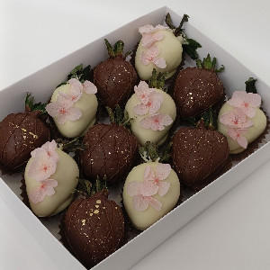 Strawberry in chocolate "Gentle Blues" with delivery Nizhniy-Novgorod