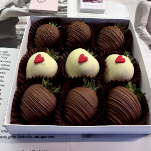 Strawberry in chocolate "Secret Sign" with delivery Nizhniy-Novgorod