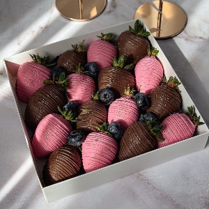 Strawberry in chocolate "Pink Pearl" with delivery Nizhniy-Novgorod