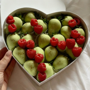 Strawberry in chocolate "Pistachio Etude" with delivery Nizhniy-Novgorod