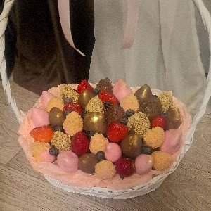 Sweet Abundance Chocolate Covered Strawberries with delivery Sevastopol