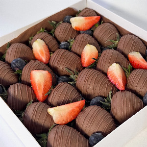Strawberry in chocolate "Berry Blues" with delivery Sochi