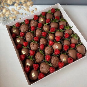 Creamy Caprice Chocolate Strawberries with delivery Nizhniy-Novgorod