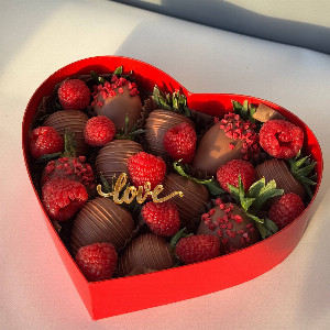 Scarlet Hearts Chocolate Covered Strawberries with delivery Nizhniy-Novgorod