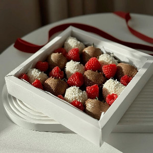 Coconut Paradise Chocolate Covered Strawberries with delivery Nizhniy-Novgorod