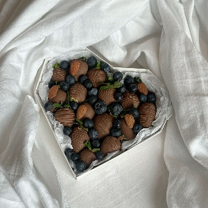 Almond Blues Chocolate Covered Strawberries with delivery Nizhniy-Novgorod