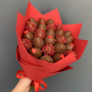 Strawberry Bouquet "In the Footsteps of Love" with delivery Tyumen