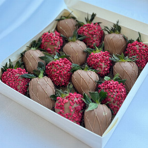 Raspberry Velvet Chocolate Covered Strawberries with delivery Nizhniy-Novgorod