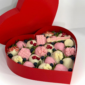 Bet on Love Chocolate Covered Strawberries with delivery Tyumen