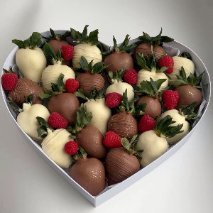 Raspberry Garden Chocolate Covered Strawberries with delivery Nizhniy-Novgorod