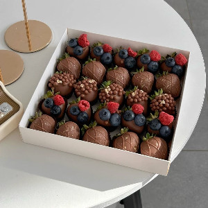 Berry Crunch Chocolate Covered Strawberries with delivery Nizhniy-Novgorod