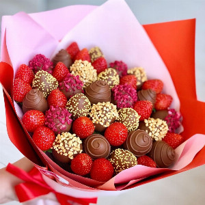 Double Delight Chocolate & Fresh Strawberry Bouquet with delivery Sochi