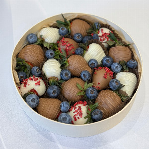 Berry Mix in Round Box Chocolate Composition with delivery Nizhniy-Novgorod